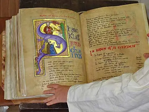 Du Parchemin au Pixels : La Sauvegarde Numérique des Manuscrits Précieux